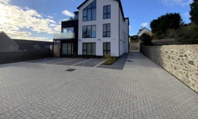 Menai Bridge Condo | Modern g/floor apartment with parking & EV charger in Menai Bridge