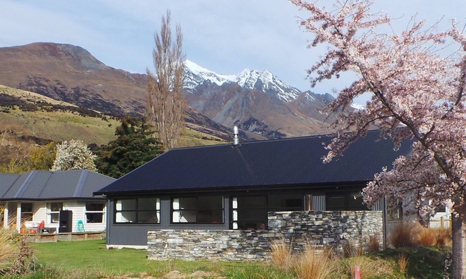Glenorchy House | Modern Gem with mountain views