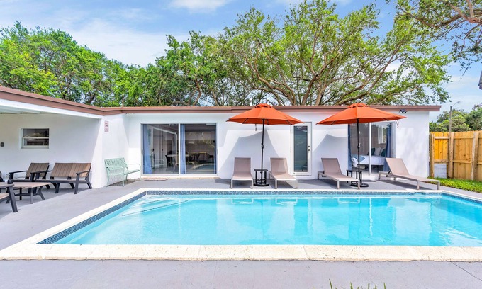 Driftwood House | Modern Getaway 4BRs House with Pool and Game Room