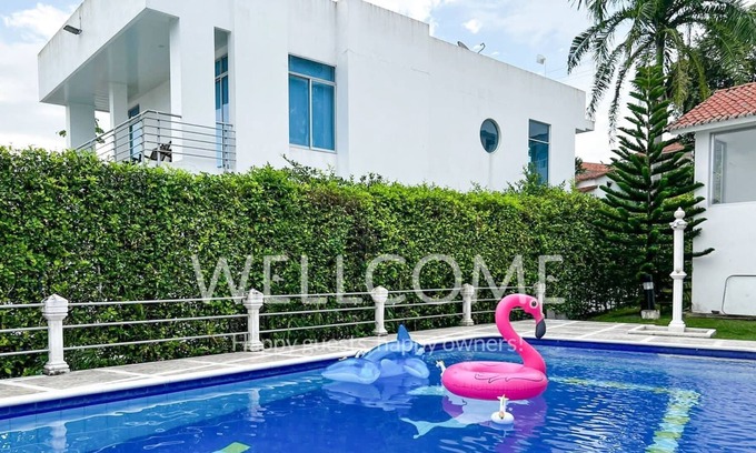 Melgar House | Modern Getaway for 12 in Carmen de Apicalá