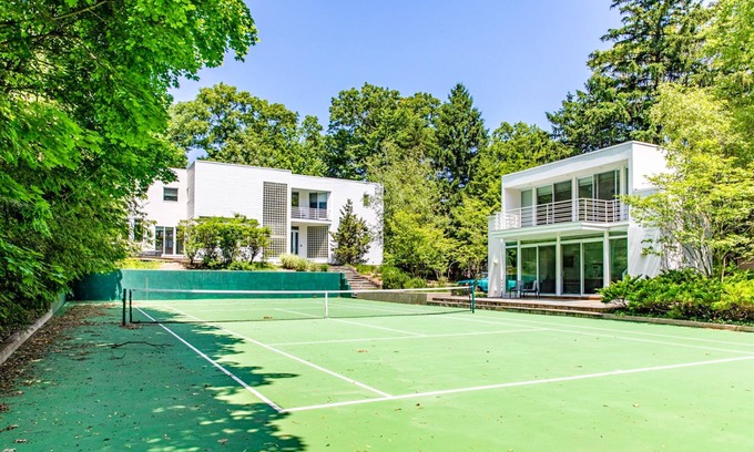 Union Pier House | Modern getaway with private beach, tennis court, free WiFi, & more
