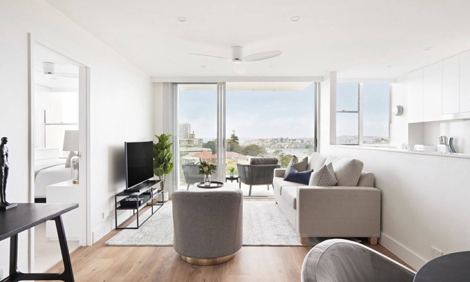 Darling Point Apartment | Modern Glamour is an apartment with breathtaking harbour bridge views