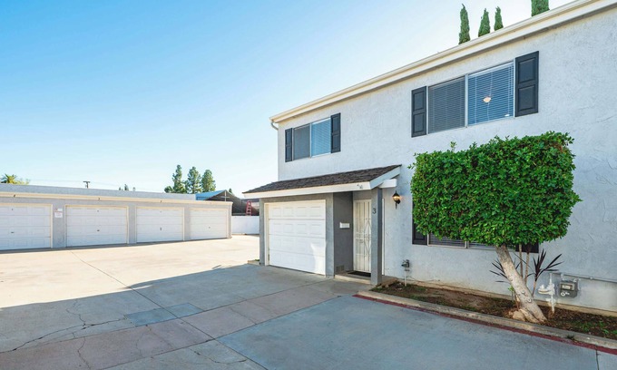 Charter Oak House | Modern Glendora Retreat Family Getaway Near Cal Poly & Mt. SAC