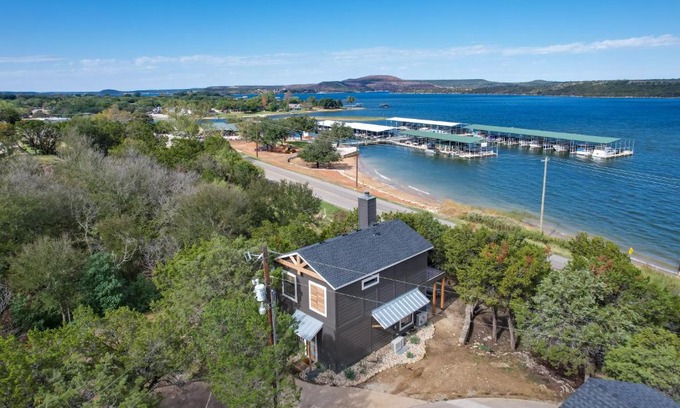 Graford House | Modern Graford Cabin Walk to Possum Kingdom Lake!