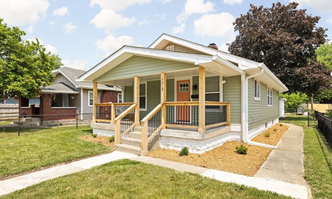 Near Eastside House | Modern Greenhouse with 2 Car Garage & Enclosed Yard Mins to Downtown