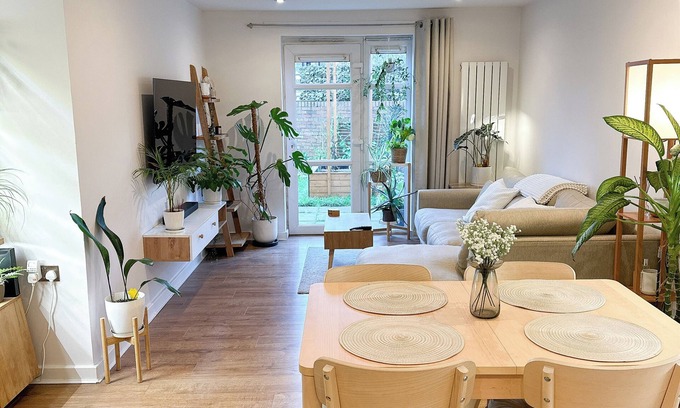 Selhurst Apartment | Modern ground floor flat- great transport links. Private parking space included.