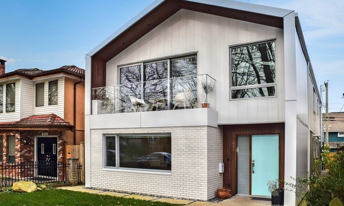 South Cambie House | Modern Guest Suite w/Parking- Cambie Village/VGH