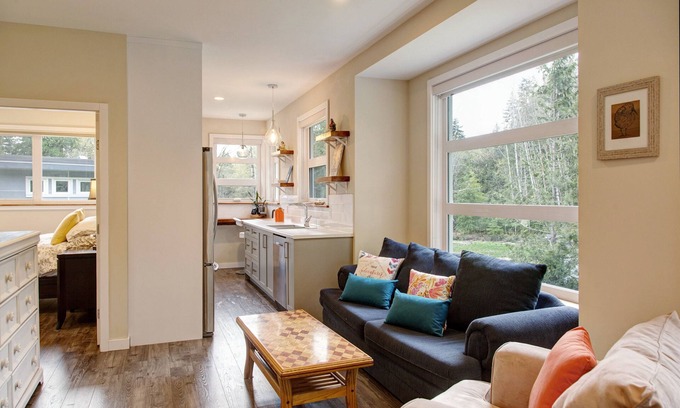 Sooke House | Modern Guesthouse on Galloping Goose close to Sooke Potholes