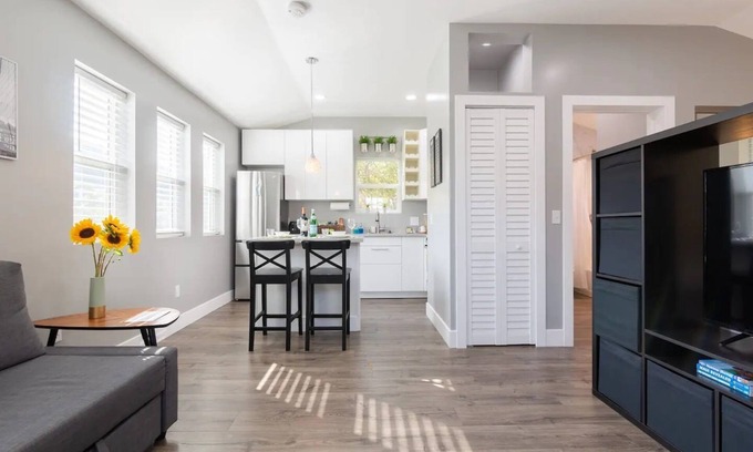 Centennial Cottage | 🌼Modern guesthouse w private patio and ♨️ hot tub