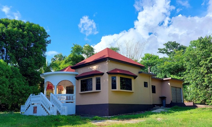 Belmont Villa | Modern Happy Retreat Villa in Belmont, JA. Next to Peter Tosh Mausoleum.