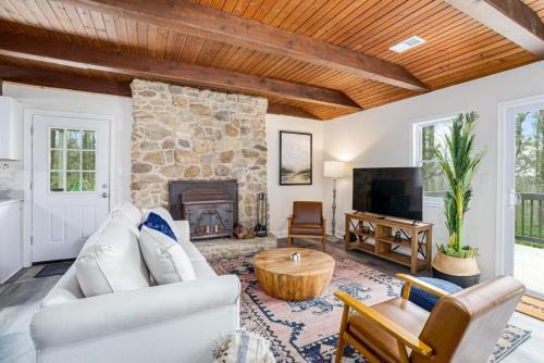 Kabletown Ski Chalet | Modern Harpers Ferry Cabin w Hot Tub Deck WiFi