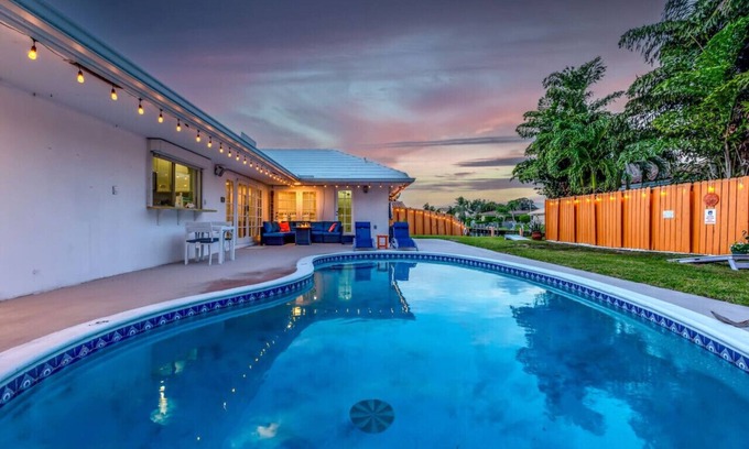 Imperial Point House | Modern Heated Pool Sand Ocean access Firepit BBQ