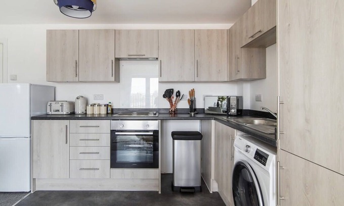 George Green Apartment | Modern Heathrow 1 Bed Serviced Apartment