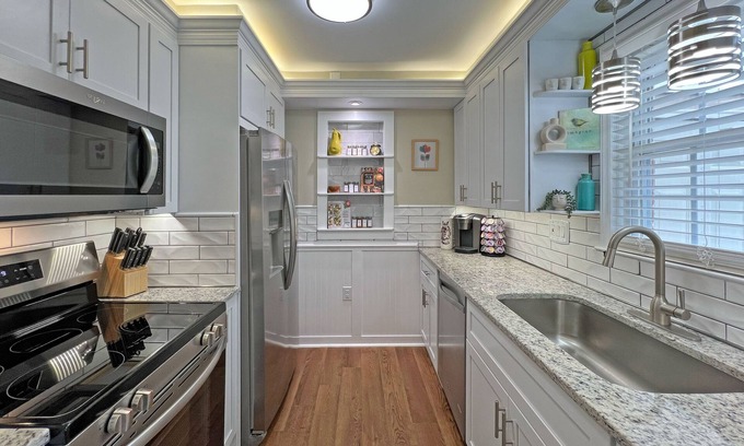 Hickory Condo | Modern Hickory Hideaway