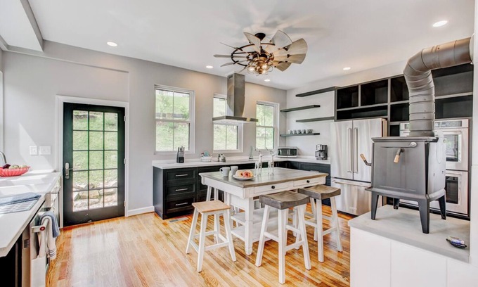 Hot Springs House | Modern Historic Farmhouse < .5 mi to Omni Homestead, Brewery + Fast Wifi!