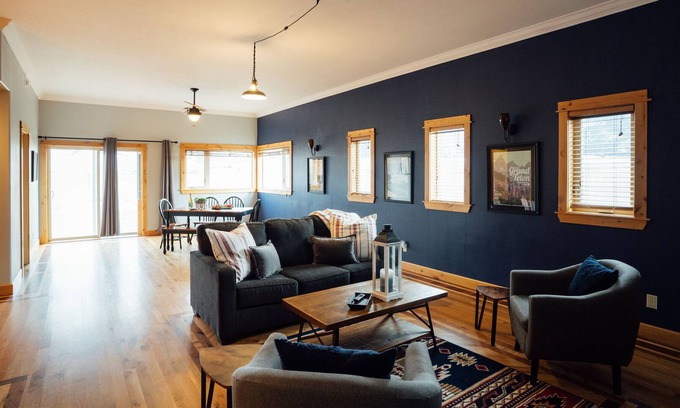 Livingston House | ★ Modern ★ Historic Pray Homestead | Ace Location!
