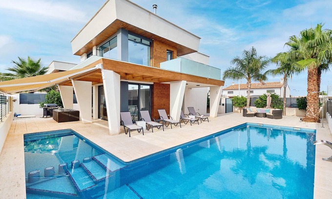Los Cuarteros Villa | Modern house near beach,10 people, BBQ, own pool with spa/jet/cascade & top host