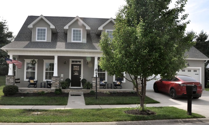Christiansburg House | Modern Hokie Home ~ Master on main, Va Tech, Radford, C-Burg & Tesla Charger