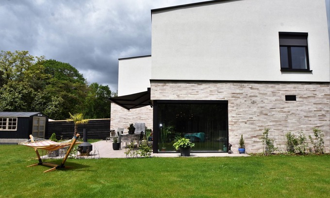 Eisden-Tuinwijk Villa | Modern holiday home in Maasmechelen with sauna