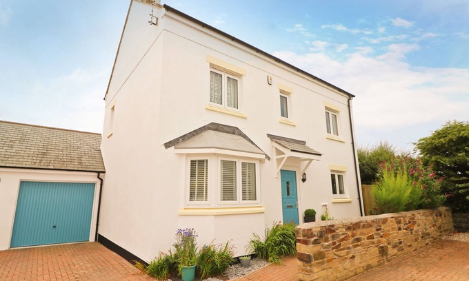 St Merryn House | Modern holiday home in central St Merryn, close to beautiful beaches