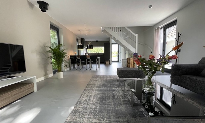 Groningen House | Modern holiday home in the city park.