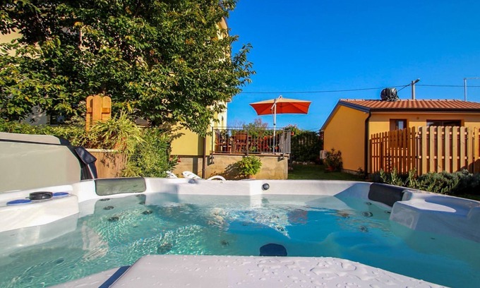 Dajla House | Modern holiday home with whirlpool, garden, sun loungers, barbecue