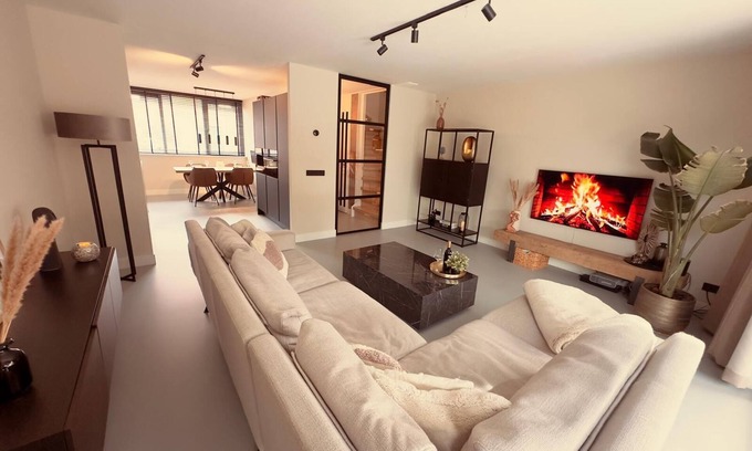 Bergen op Zoom House | Modern Holiday Home La Playa: near the beach, with 40 degree Jacuzzi!