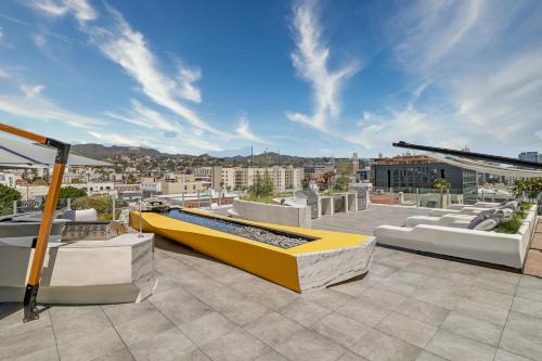 Hollywood Apartment | Modern Hollywood Walk of Fame Apts- Free Parking, 360 Rooftop, Pool, Gym- Centrally located