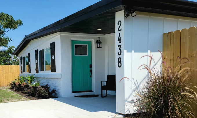 Panama City Cottage | Modern Home ¤ Close to Shopping, Dining & Downtown! Outdoor dinning & Fireplace!