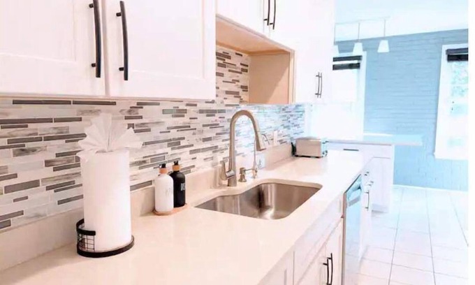 Fairfax House | Modern Home Dedicated Workspace Free Parking
