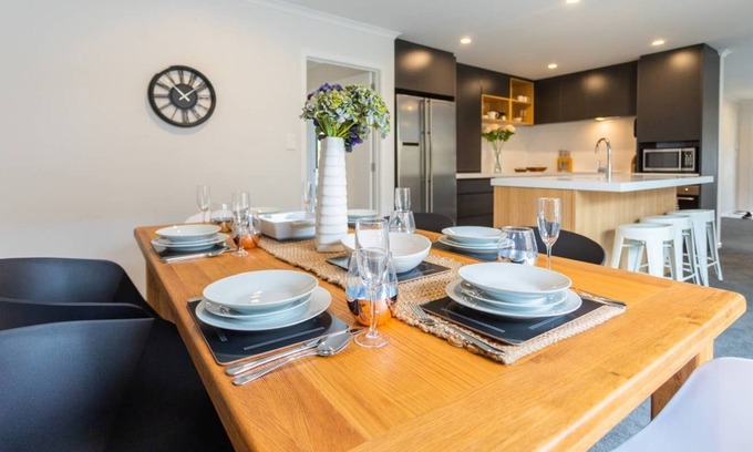 Huapai House | Modern Home for weddings/holiday in Kumeu Wine Country.