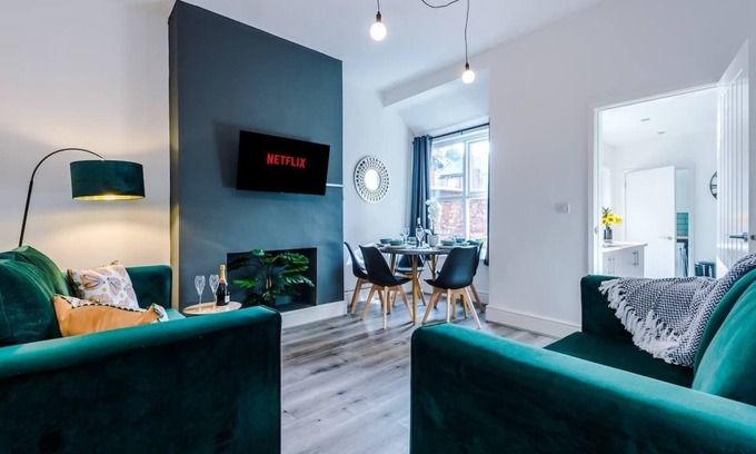 Crewe House | Modern home, ideal for business & groups, sleeps 7