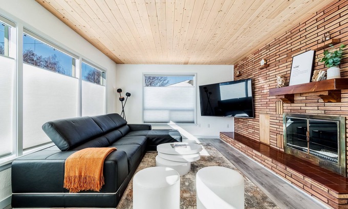 College Place House | Modern Home near Southside w/Blue Mountain Views