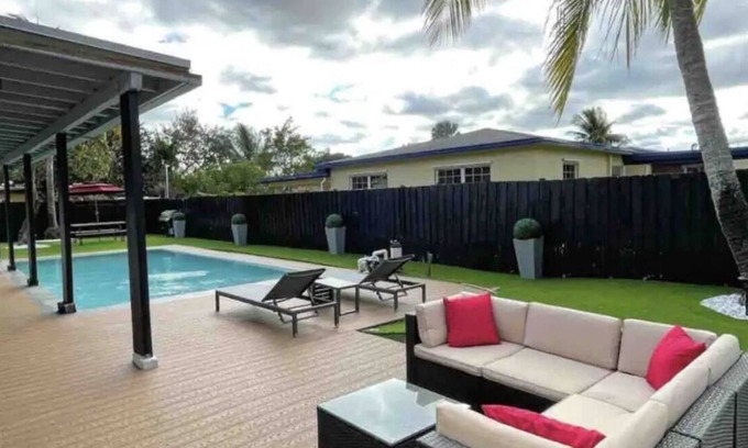 Pembroke Pines House | Modern Home Near Miami Beach W/Pool!