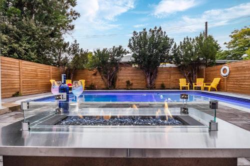 Dorset Park House | Modern Home Pool Still Open Two Fire Pits Free Parking Game Room