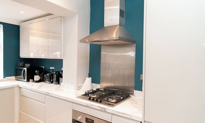 Frimley House | Modern Home|Sleeps 6 | Free Parking and free Wi-Fi w/Netflix