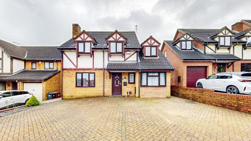 Tea Green Apartment | Modern Home, Sleeps 8, Parking