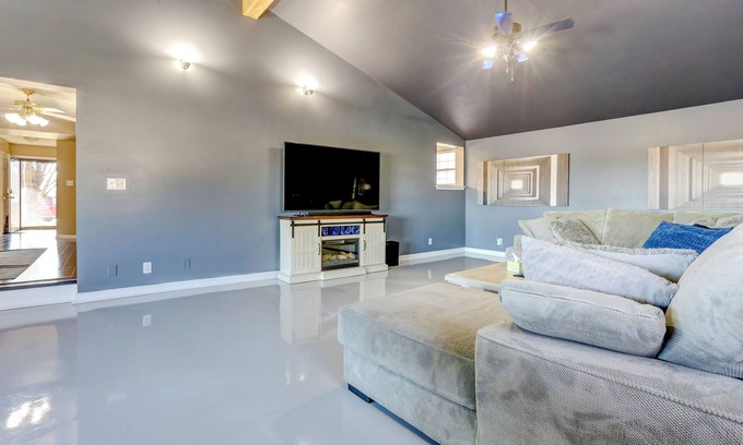 Lexington House | Modern Home w/Fenced Yard: 4 Mi to Dtwn Lexington