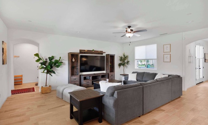Hanford House | Modern Home w/Large Backyard, Office & EV Charger