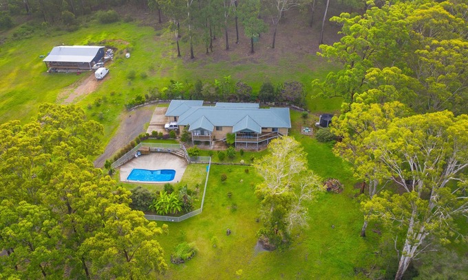Crescent Head House | MODERN HOME WITH POOL IN RURAL SETTING - PET FRIENDLY