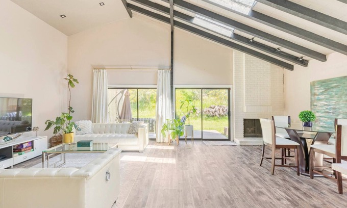San Carlos House | Modern Home with Chef kitchen near Mission Trail