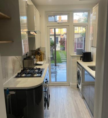 Northumberland Park House | Modern home with driveway parking for 2 vehicles, near Tottenham Hotspur Stadium, White Hart Lane Train Station