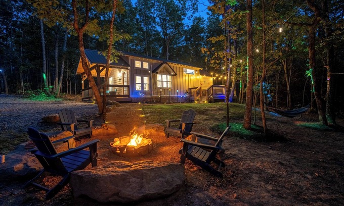 Menlo Cabin | Modern Home with Hot Tub, Grill, Fire-pit and Zip Line