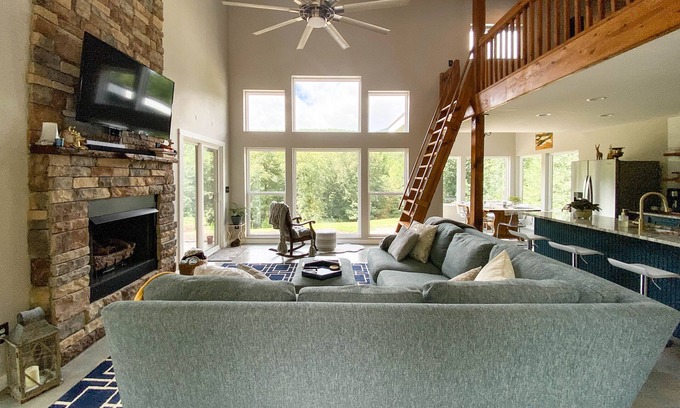 Ellijay House | Modern home, year-round mountain view, 30acres, hot tub, orchards & wineries