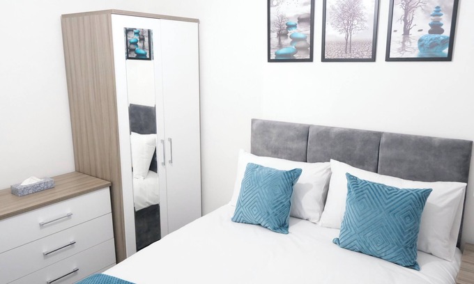 Manchester House | Modern House - 3 Bedrooms - 1 Bath - ManCity