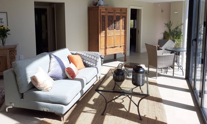 Woodstown House | Modern house 3 minutes walk to a sandy beach