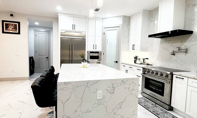 Westminster House | Modern House, 6 Bedrooms- 9 beds, 6.5 Smart Bathrooms, near Disney & Beach