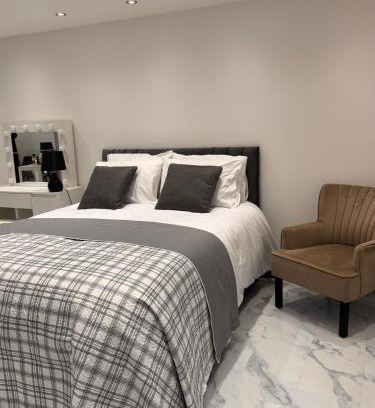 Stratford Apartment | Modern House Apartment Stratford E15 London - Sleeps 2 - 9, Fast Links to Central London, Near O2, Greenwich & Olympic Park, Child-Friendly Garden, Free Parking, Free WiFi