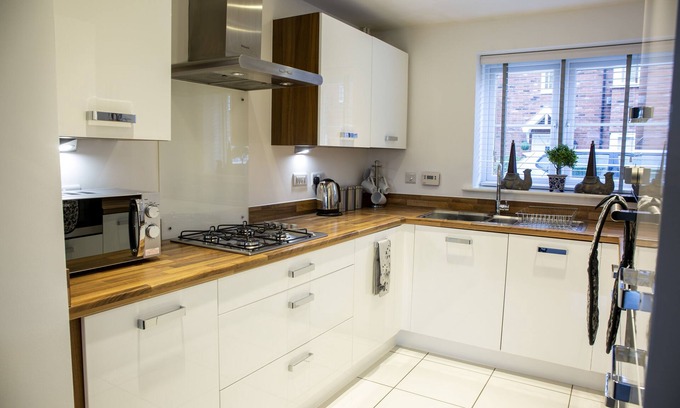 Frampton on Severn House | Modern House in Stratford Upon Avon With Private Parking Free Wifi Netflix