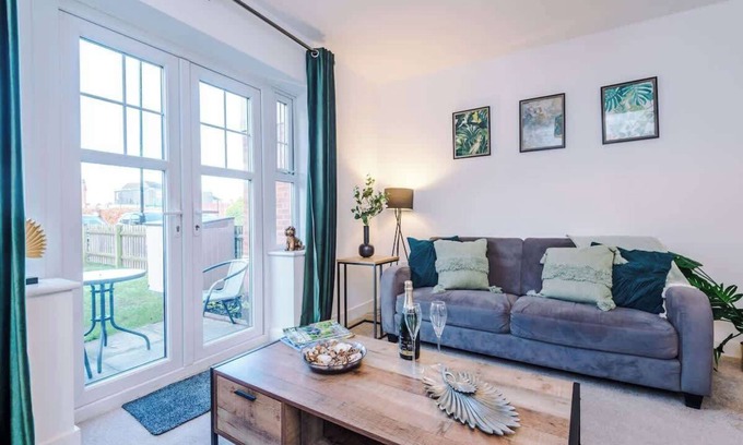 Crewe House | Modern house, ideal for contractors, sleeps 8!